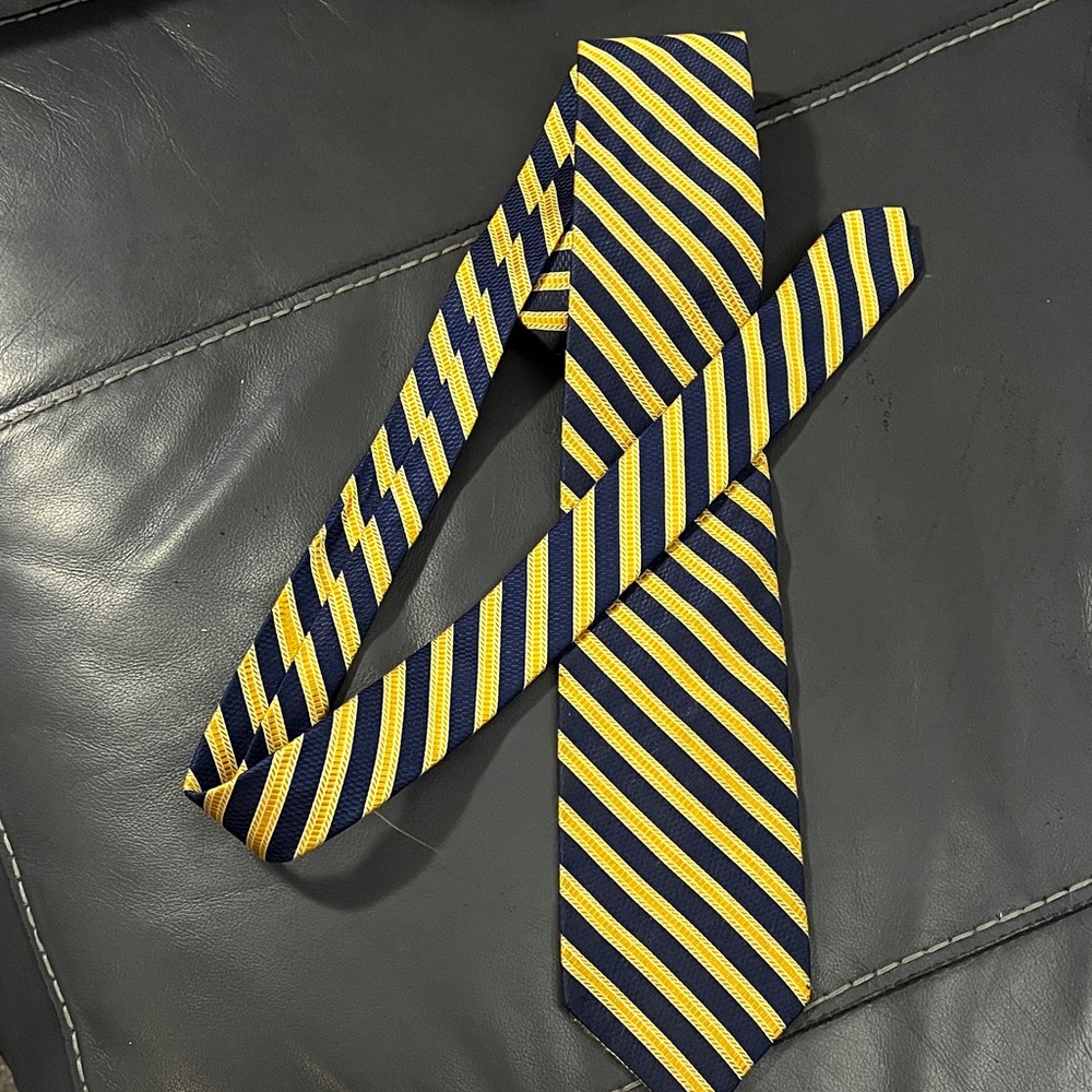 Brooks Brothers Striped Navy and Yellow Men's Tie - Classic Diagonal Design XL - Picture 1 of 4